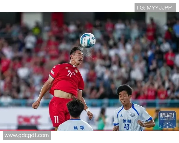 足球场上的颜值担当 这些球星不仅技艺出众更是迷倒众多球迷